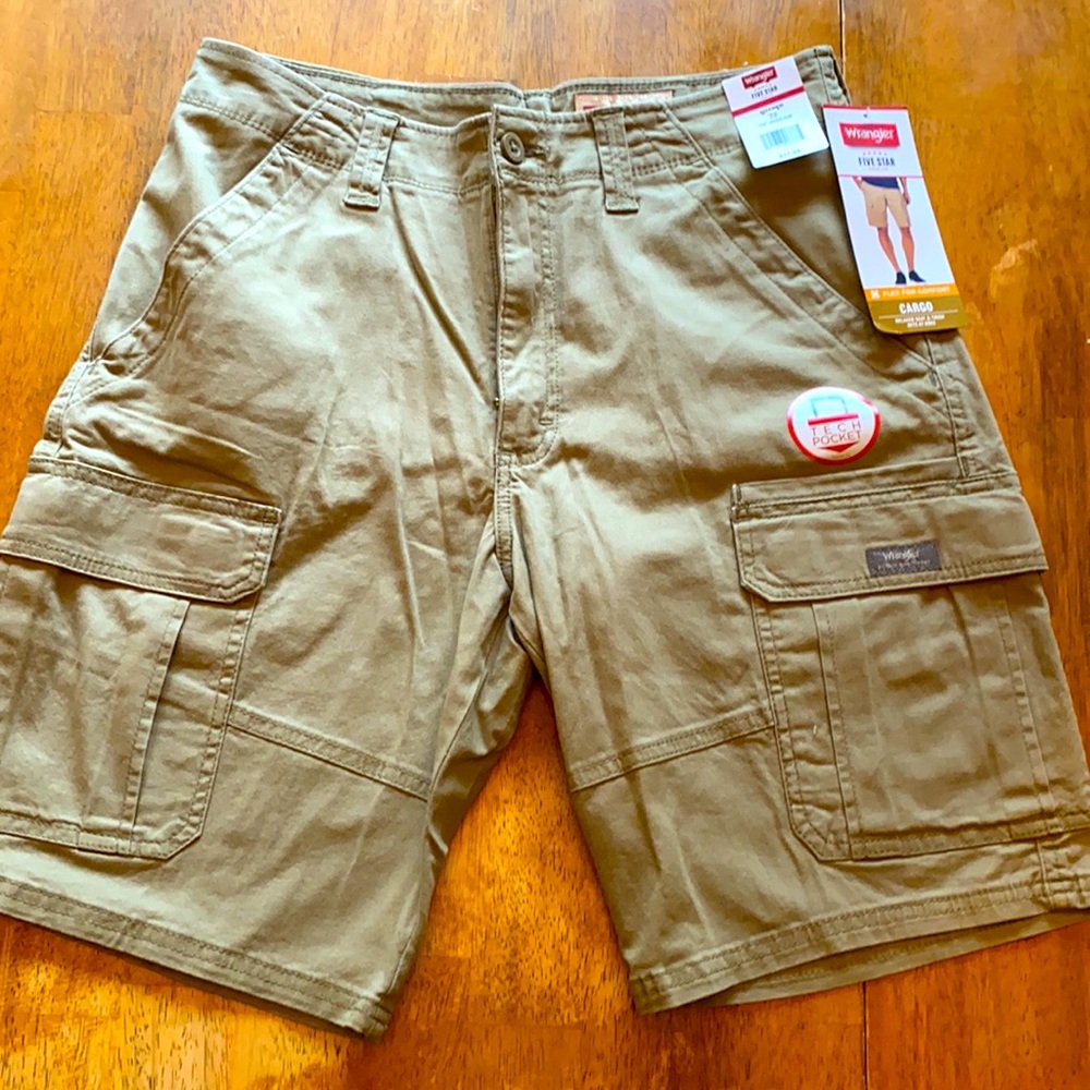 NWT Wrangler Men’s Cargo shorts 32 waist